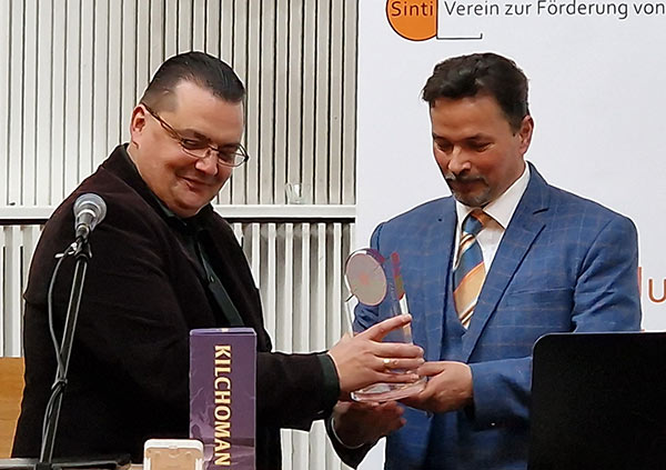 Christian Rosenberg überreicht Mario Franz den Ehrenpreis für Bürgerrechtler