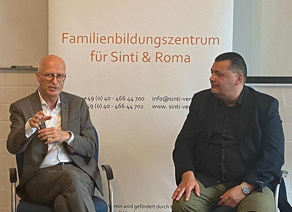 Dr. Peter Tschentscher im Gespräch mit Christian Rosenberg Sinti-Verein