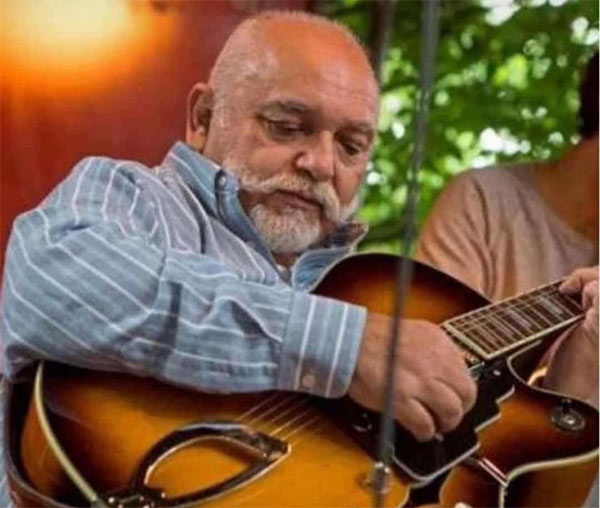 Danni Weiß an der Gitarre