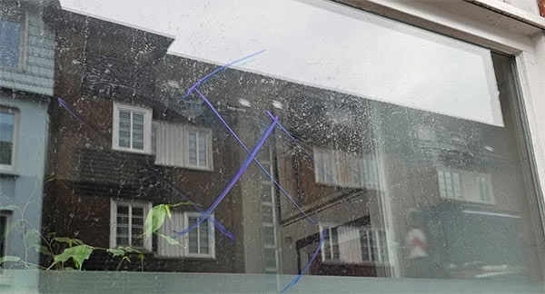 Hakenkreuz-Schmierereien an der Tür der Sinti-Union