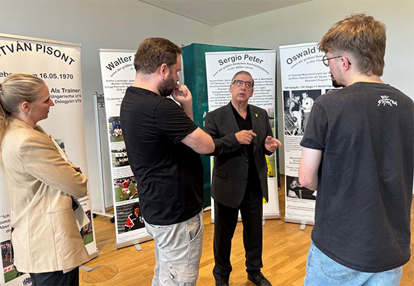 Oswald Marshal in seiner Ausstellung über Sinti- und Roma-Sportgrößen