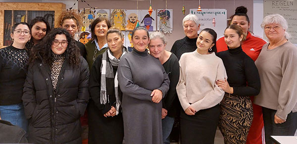 Kita-Bildungsbegleiterinnen und Chalina Reinhard vom Sinti-Verein mit den Ausbilderinnen der Euro-Akademie