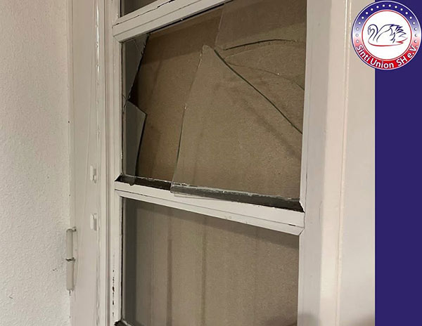 zerstörte Fenster im Eingangsbereich der Sinti Union Schleswig-Holstein